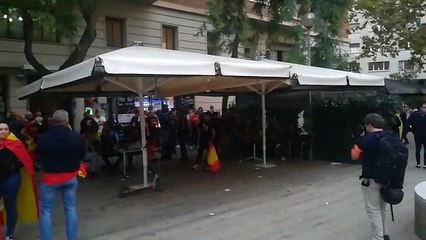 Medio centenar de ultra se concentran en Barcelona y lanzan "vivas" a Franco