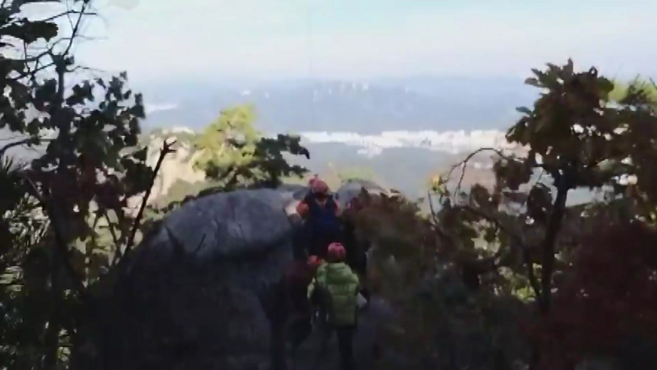 북한산 암벽 50대 등반객 추락...발목 골절 / YTN