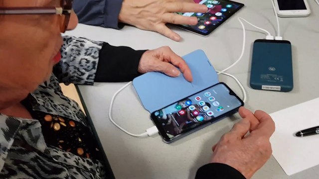 Strasbourg : un atelier smartphone pour les seniors de Hautepierre