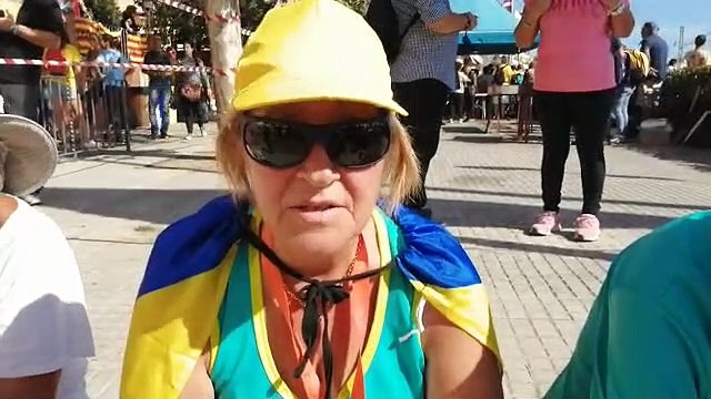 Una marxaire explica la seva participació en la segona jornada del recorregut (17-10-19)