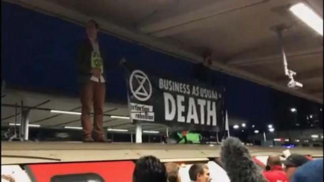 Idegesítették a klímatüntetők a londoni ingázók egy részét