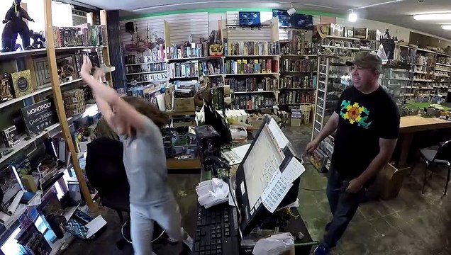 Maisie Williams (aka Arya Stark) Pranks Game of Thrones Fans