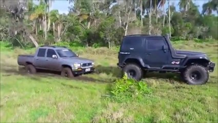 Son ami vient l'aider à sortir son 4x4 de la boue... Enfin presque