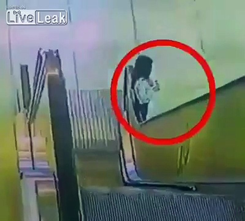Sa veste se coince dans la rampe de l'escalator mais elle va avoir beaucoup de chance