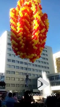 Une petite fille s'envole grâce à 4000 ballons... Comme dans là-haut