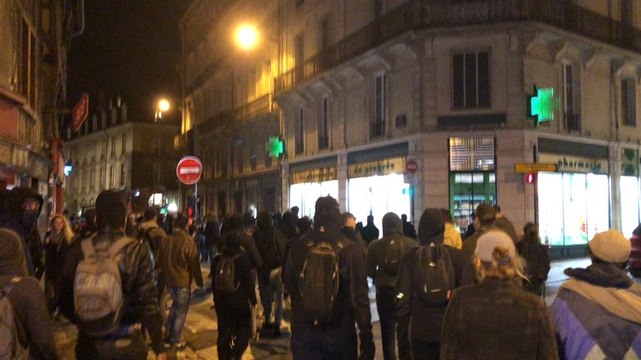 Ils défilent visages masqués dans le centre-ville de Rennes