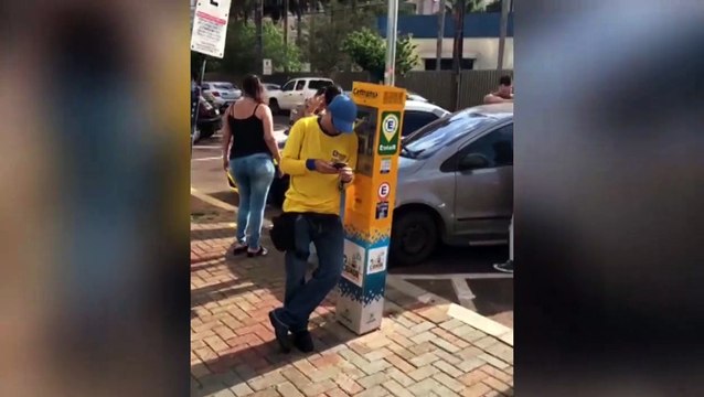 Presos por horas em porta-malas, cachorrinhos são resgatados após PM arrombar vidro de carro