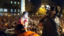 Manifestantes tiran objetos a una periodista