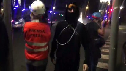 Pirotecnia y gritos de 'No pasarán' en una nueva noche de disturbios en Barcelona