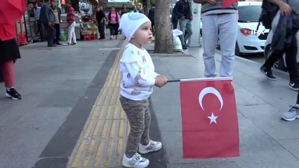 Tokatlı esnaf iş yerlerini bayraklarla donattı