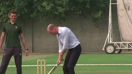Will and Kate play cricket in Pakistan