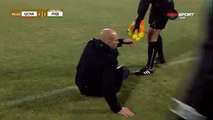 Este entrenador suplica de rodillas ante el árbitro y consigue alargar el tiempo adicional