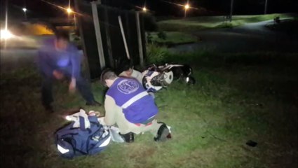 Motociclista é socorrido após atingir placa no viaduto da Rua Jorge Lacerda