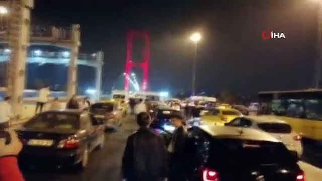 15 Temmuz şehitler köprüsü Avrupa yakası istikametinde eli silahlı bir şahıs yolu kapattı.Olay yerine çok sayıda polis ekibi sevk edildi. Emniyet güçleri şahsi kontrol altına almaya çalışıyor. 15 Temmuz Şehitler Köprüsü Çift taraflı olarak