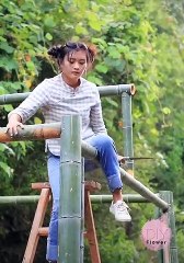 Wanita cantik membuat rumah dari bambu