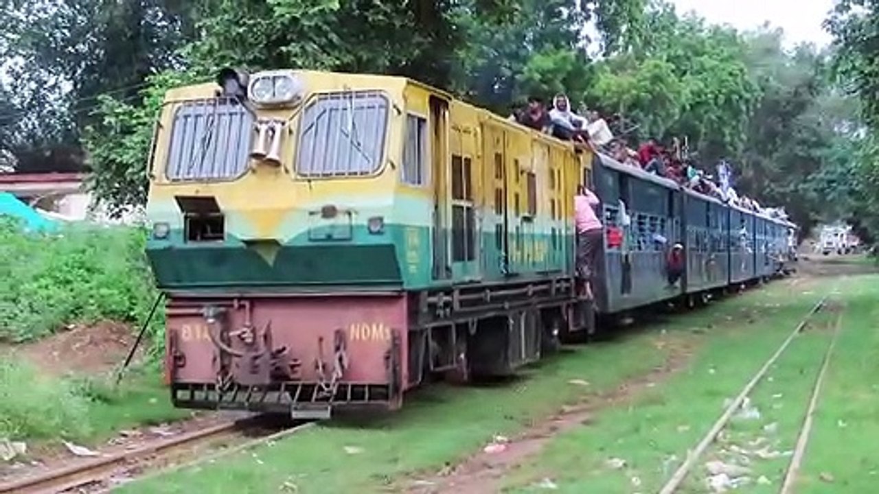 ट्रेन की छत पर यात्रा करते लोग