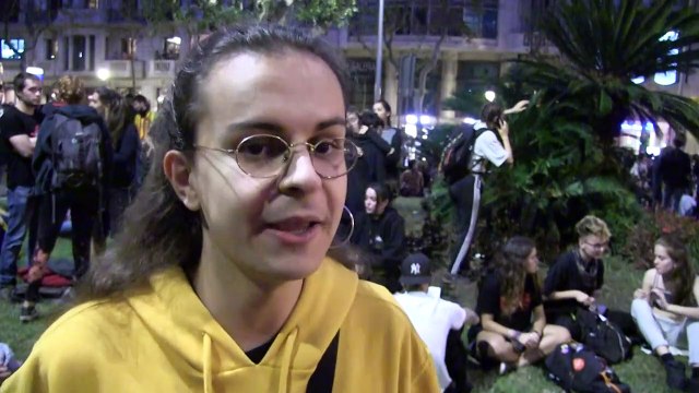 Nueva noche de barricadas en Barcelona, en vísperas de huelga independentista