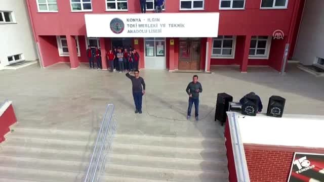 Öğrencilerden 'Barış Pınarı Harekatı'na marşlı Türk bayraklı destek