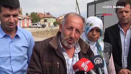 Bir ayda yaşadıkları 3 ev yandı, şimdi elbiseleri kendi kendine alev alıyor