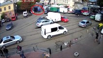 Ukrayna'da tramvay yoluna park eden kadın sürücü, trafiği 2 saat boyunca felç etti