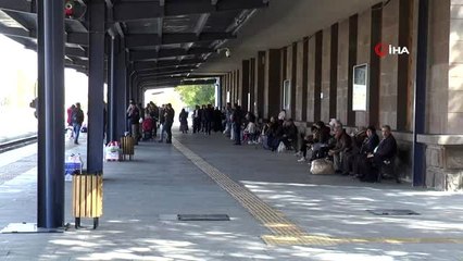 Kaçak Afgan uyruklu 5 kişi Doğu Ekspresine binerken polise yakalandı