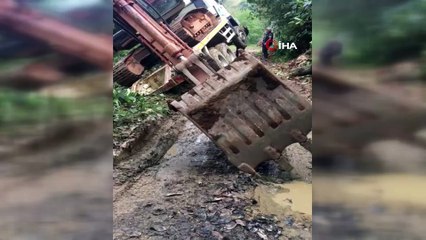 Kamyon üzerindeki iş makinesi ile uçuruma böyle yuvarlandı