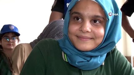 Suriyeli Abir "Seyit onbaşı" kolyesini hiç çıkarmıyor