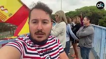 Vecinos reciben a una marcha independentista con banderas españolas
