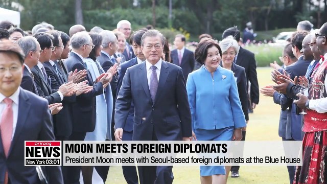 President Moon meets foreign diplomats based in Seoul at Blue House