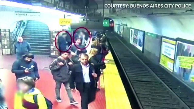 Elle tombe sur les voies du métro, poussée par inadvertance, alors qu'un train arrive