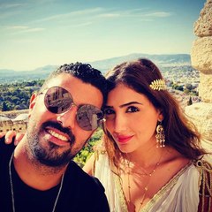 فيديو زوج مي عمر يحرجها بتعليقه على فستانها اليوناني التصميم وهذا رد فعلها