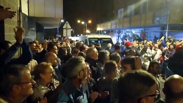 La presión popular consigue desalojar a unos 'okupas' en Portugalete