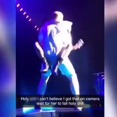 Hayranıyla dans eden Lady Gaga sahneden düştü