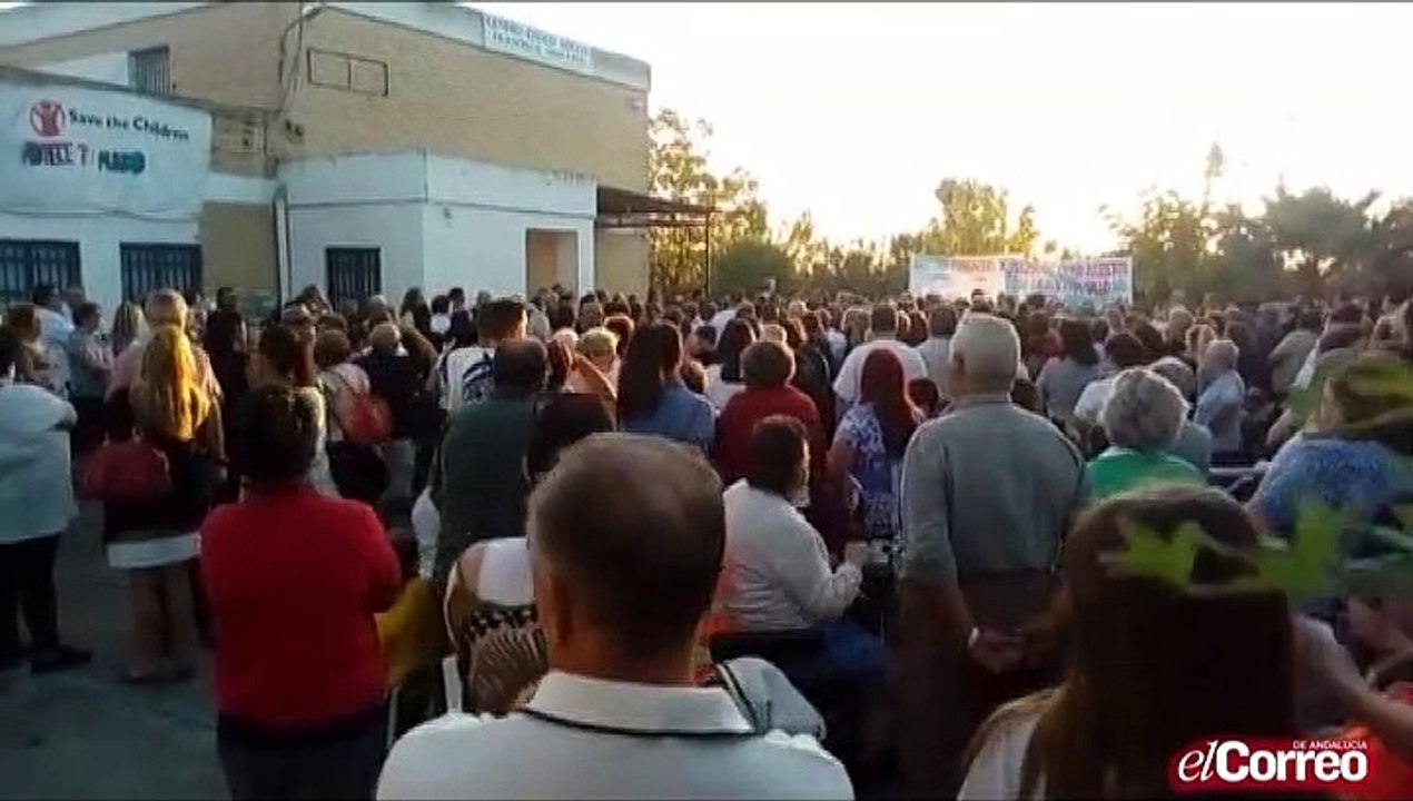 Cientos de vecinos de Palmete se han echado este jueves a la calle para reclamar la necesidad de un pediatra para el barrio