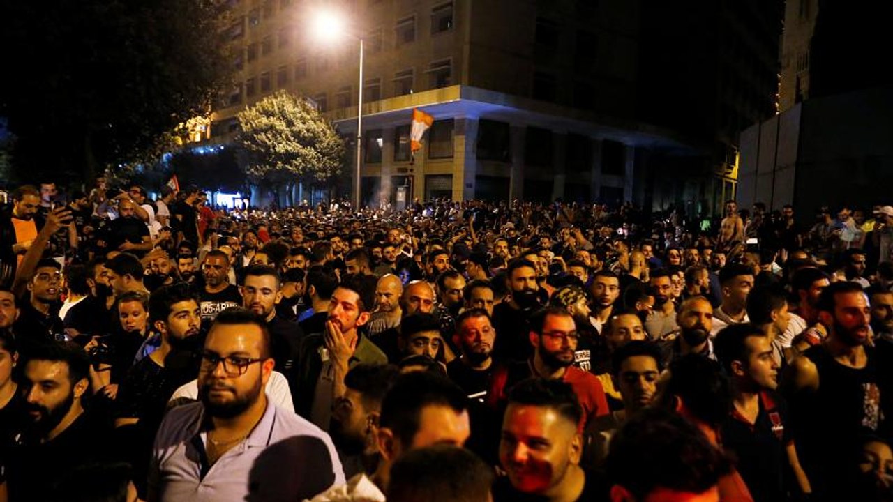 Libano, proteste e scontri a Beirut provocano 2...
