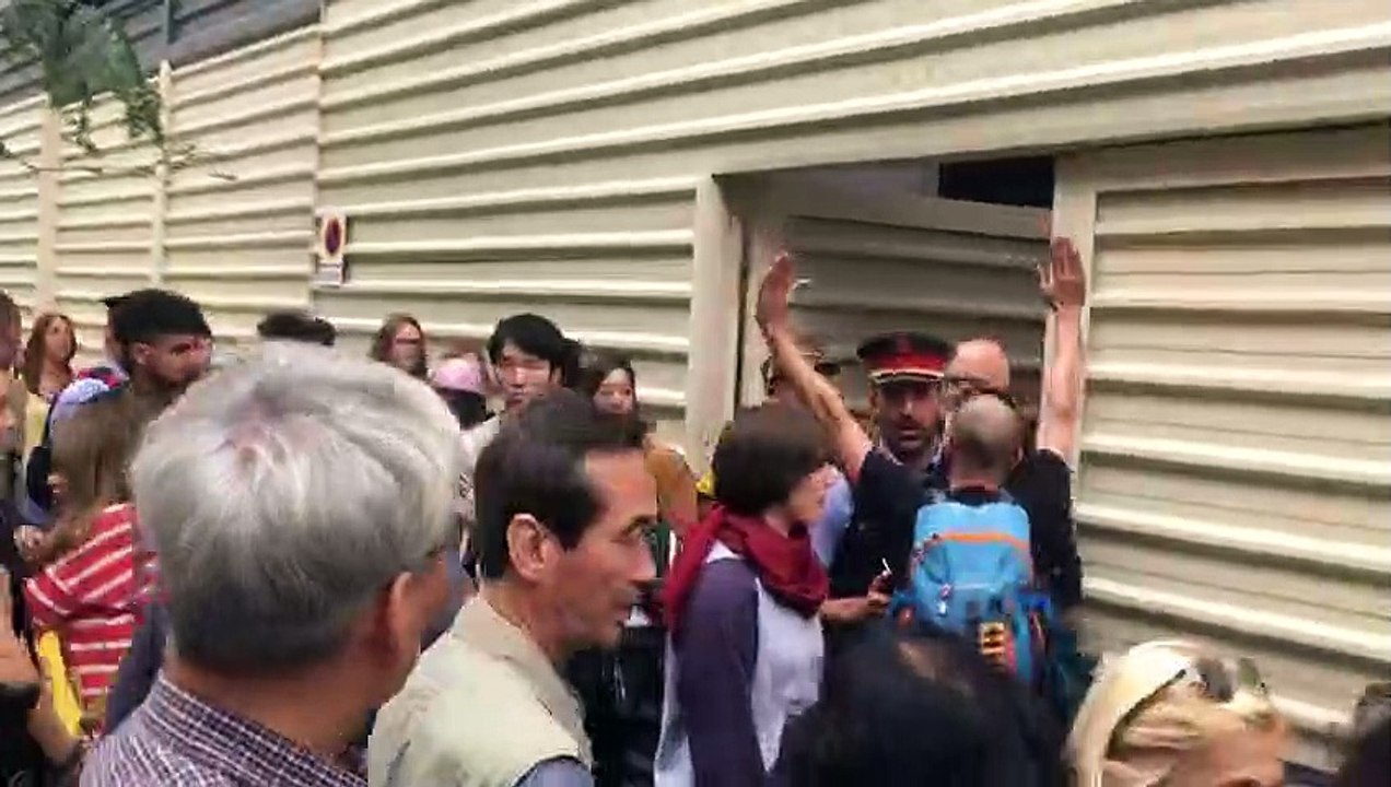 Forcejeo entre los Mossos y los manifestantes independentistas que bloquean la Sagrada Familia