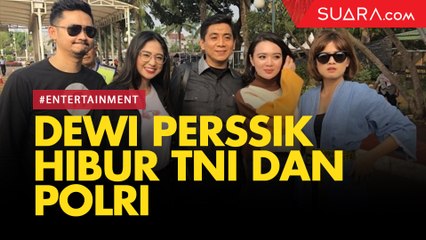 Jelang Pelantikan Jokowi, Dewi Perssik Hibur Polri dan TNI yang Berjaga