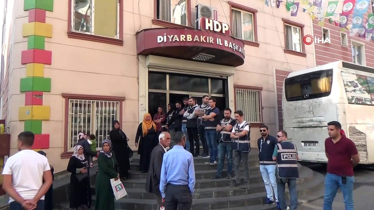 HDP önündeki aileler, Türkiye'nin Barış Pınarı Harekatı'ndaki başarısını değerlendirdi