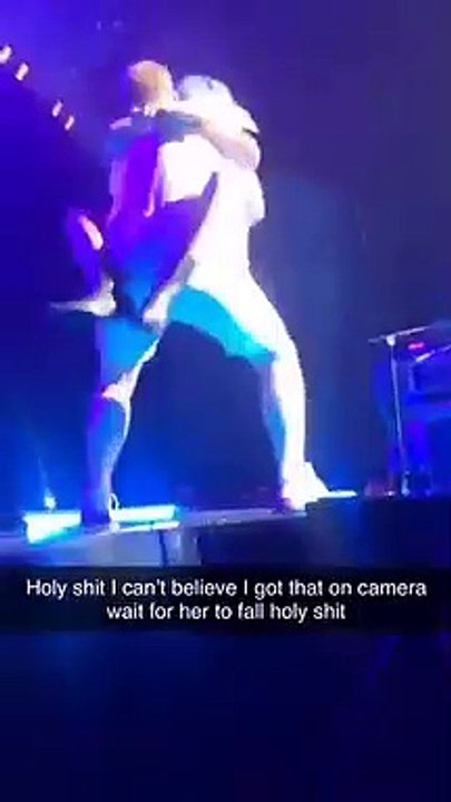 Lady Gaga est tombée de la scène cette nuit à Las Vegas après avoir fait venir un fan déchaîné pour danser avec elle - VIDEO