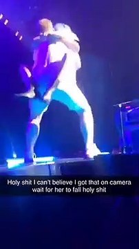 Lady Gaga est tombée de la scène cette nuit à Las Vegas après avoir fait venir un fan déchaîné pour danser avec elle - VIDEO