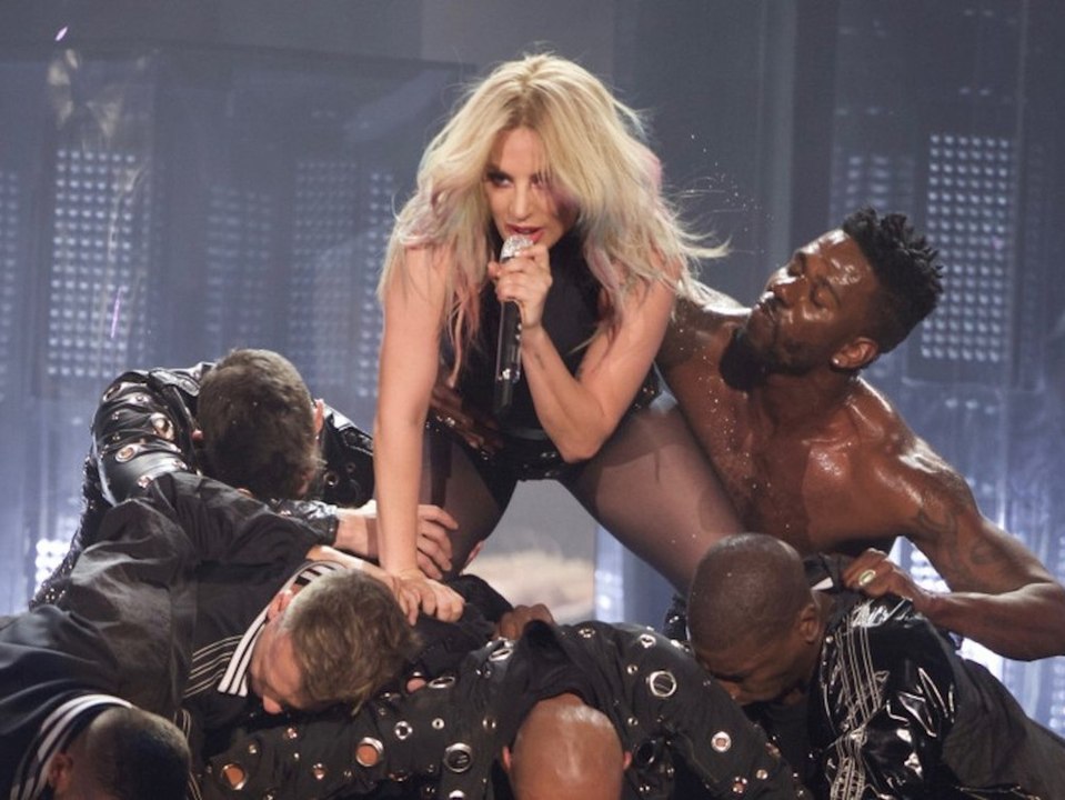 Nach sexy Tanzeinlage: Lady Gaga stürzt mit Fan von der Bühne