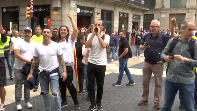 Cayetana Álvarez de Toledo (PP) se enfrenta a un grupo de manifestantes