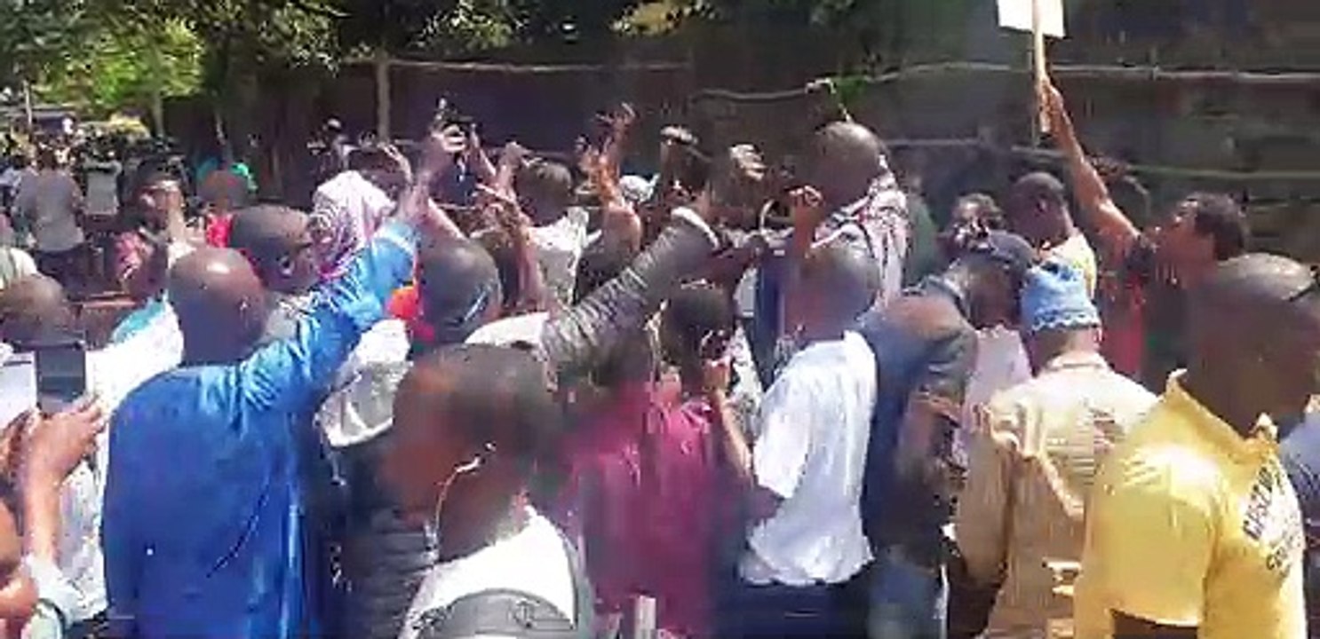 Soutien des citoyens aux membres du FNDC au tribunal de Dixinn