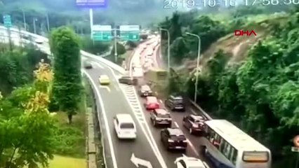 Çin'de toprak kayması sürücü son anda kaçtı