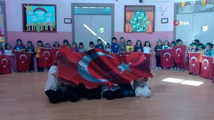 Minik komandolardan Mehmetçiklere selam