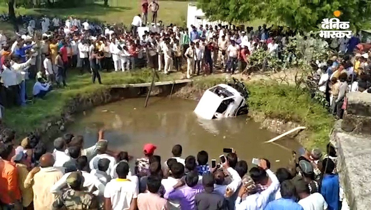 पानी भरे गड्ढे में स्कूल वैन गिरी, 3 बच्चों की...