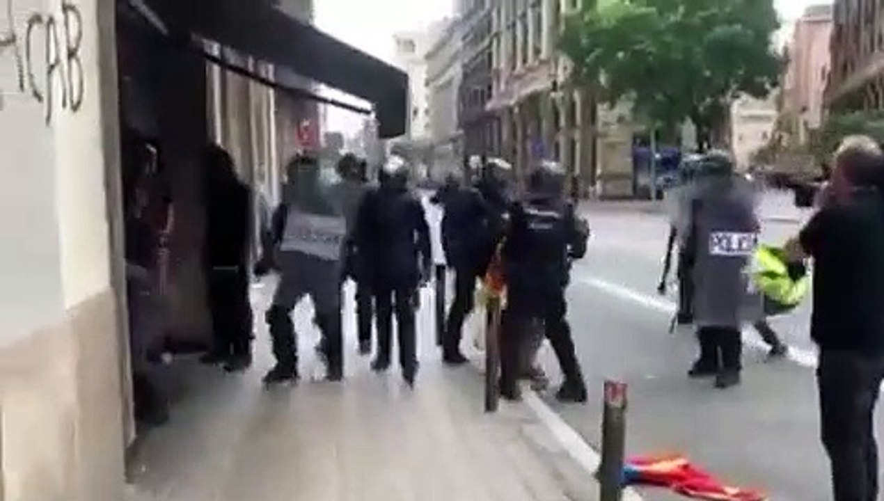 Vídeo de Anonymous Catalonia en el que se ve a la Policía Nacional golpeando a un manifestante en Laietana