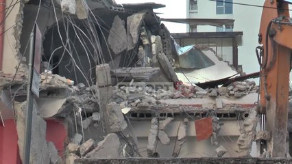 Pas 7 muajsh arrihet marrëveshja mes dy familjeve dhe pronarit, shembet banesa