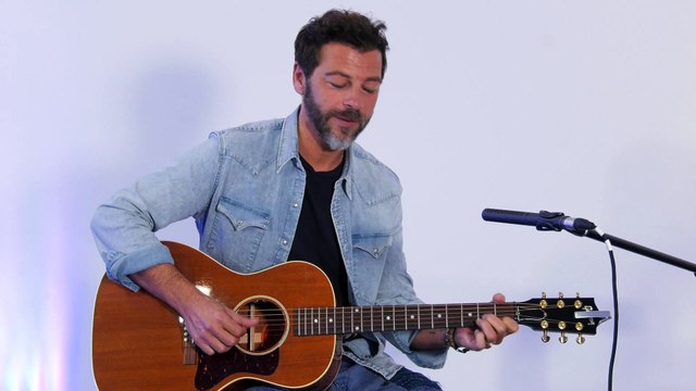 Christophe Maé chante Les gens lors de son showcase dans les locaux de La Provence