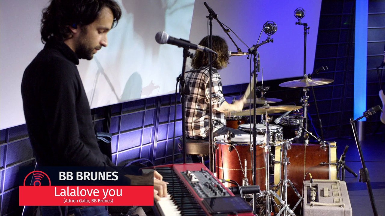 BB Brunes joue Lalalove you en direct sur Europe 1